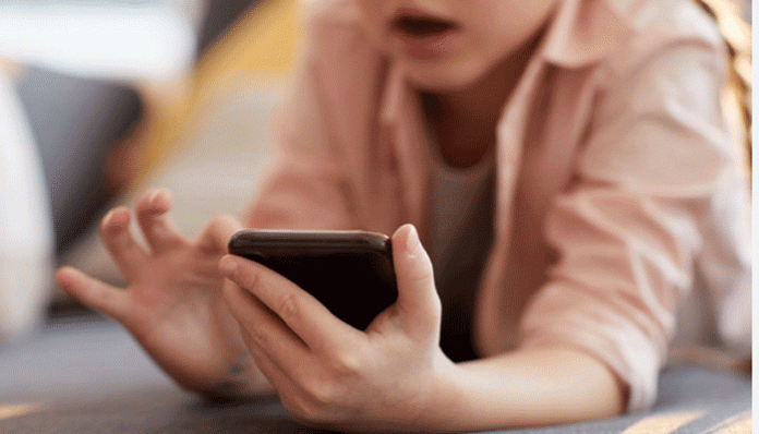 মোবাইলে আসক্ত শিশু