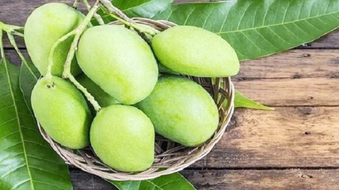 হাজারো গুণে ভরপুর কাঁচা আম কাঁচা আম