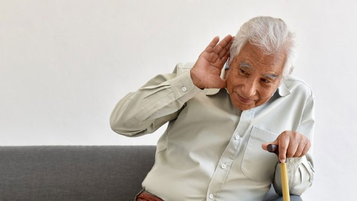 বয়স্কদের কানে কম শোনা কানে কম শোনা