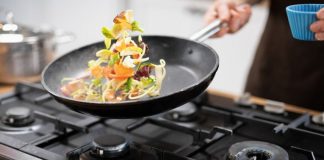 রান্নায় এই তিন ভুল করলে বাড়বে স্বাস্থ্যঝুঁকি রান্নায় তিন ভুল