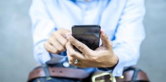 যে কারণে বাথরুমে ব্যবহার করবেন না ফোন