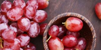যেসব কারণে পুষ্টিগুণে এগিয়ে লাল আঙুর
