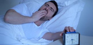 ৭ ঘণ্টার কম ঘুমালে কী হয়?