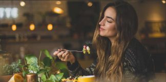 বাইরে খাওয়া পছন্দ? ওজন নিয়ন্ত্রণ করবেন যেভাবে