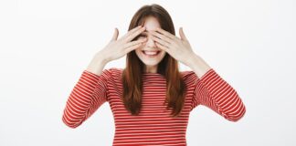 বারবার চোখ ঘষলে কী হয়?