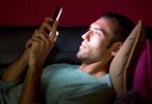 গভীর রাত পর্যন্ত ফোন ব্যবহার করলে কী হয়