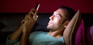 গভীর রাত পর্যন্ত ফোন ব্যবহার করলে কী হয়