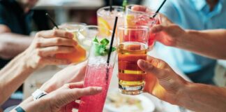 গরমে যে পানীয়গুলো এড়িয়ে চলবেন