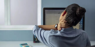 অফিসে দীর্ঘ সময় কম্পিউটারের সামনে বসে থেকে যে বিপদ ডেকে আনছেন