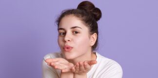 শীতে ঠোঁট ভালো রাখার ঘরোয়া উপায়