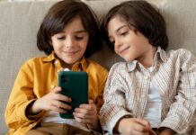 শিশুর হাতে স্মার্টফোন দিচ্ছেন? জেনে নিন কী ক্ষতি হয়