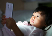 ১২ বছরের আগে শিশুদের হাতে স্মার্টফোন, বাড়বে দুই ধরনের ঝুঁকি