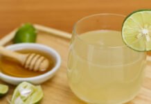 খালি পেটে কুসুম গরম লেবু পানি খেলে কী ঘটে শরীরে