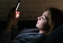 ঘুমের আগে স্মার্টফোন ব্যবহার করেন? জেনে নিন কী হয়