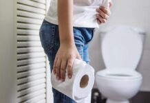 রাতে ঘুম ভেঙে প্রস্রাবের চাপ? জেনে নিন কারণ